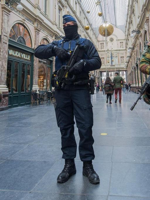 Polizisten und Soldaten in Brüssel.