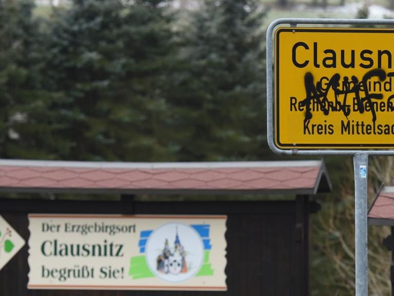 Ein beschmiertes Ortsschild von Clausnitz