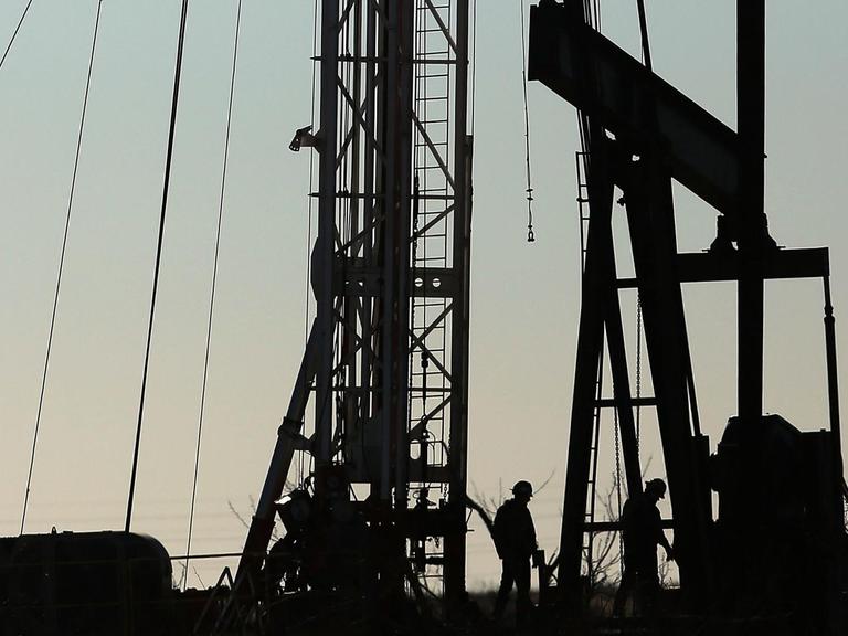 Ein Arbeiter steht vor Bohrtürmen einer Ölfirma in Odessa, im US-Bundesstaat Texas.