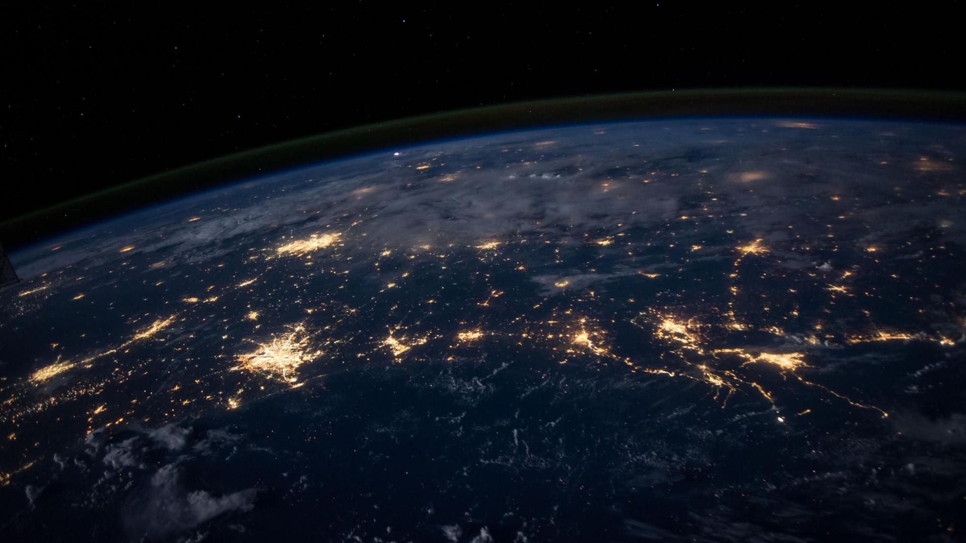 Das Bild zeigt den Planeten Erde aus dem Weltraum fotografiert bei Dämmerung - so lassen sich die Ballungszentren anhand von elektrischem Licht ausmachen