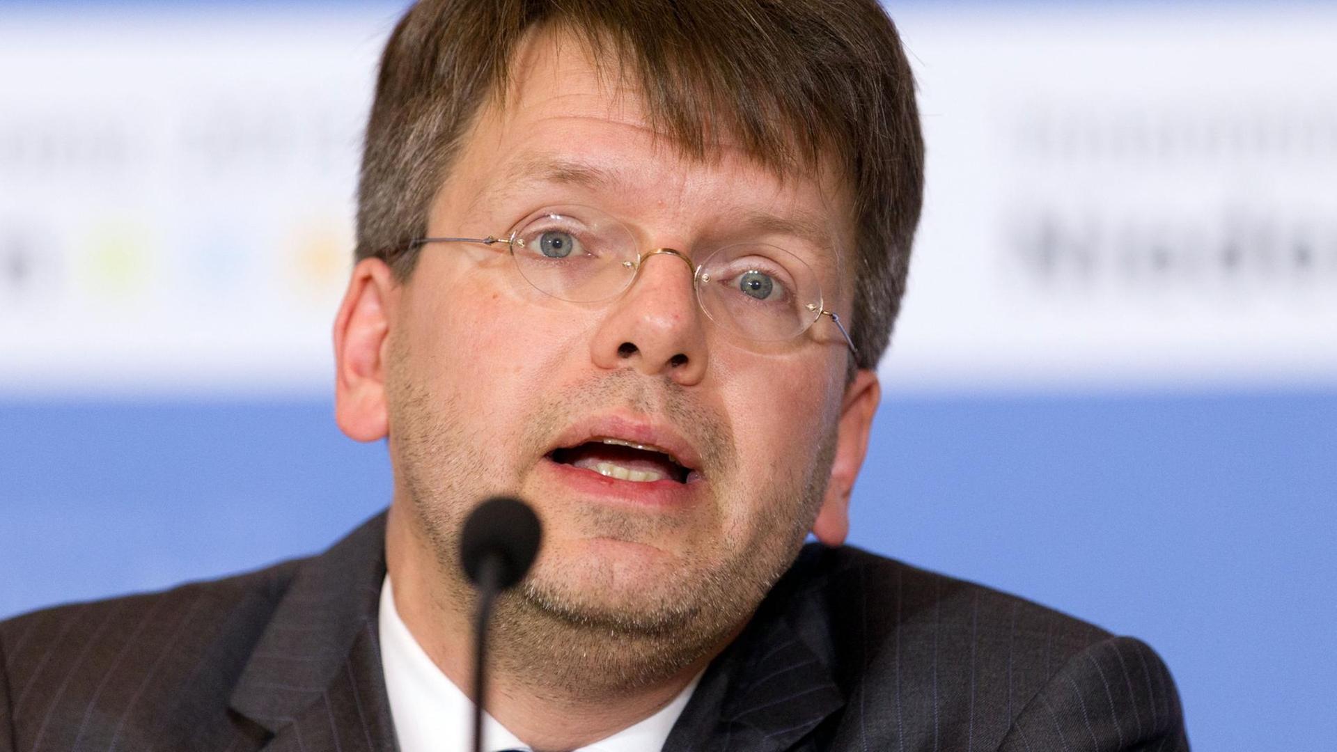 Der Rechtswissenschaftler Christoph Möllers spricht am 04.12.2013 in Osnabrück auf einer Pressekonferenz zum NPD-Verbotsverfahren