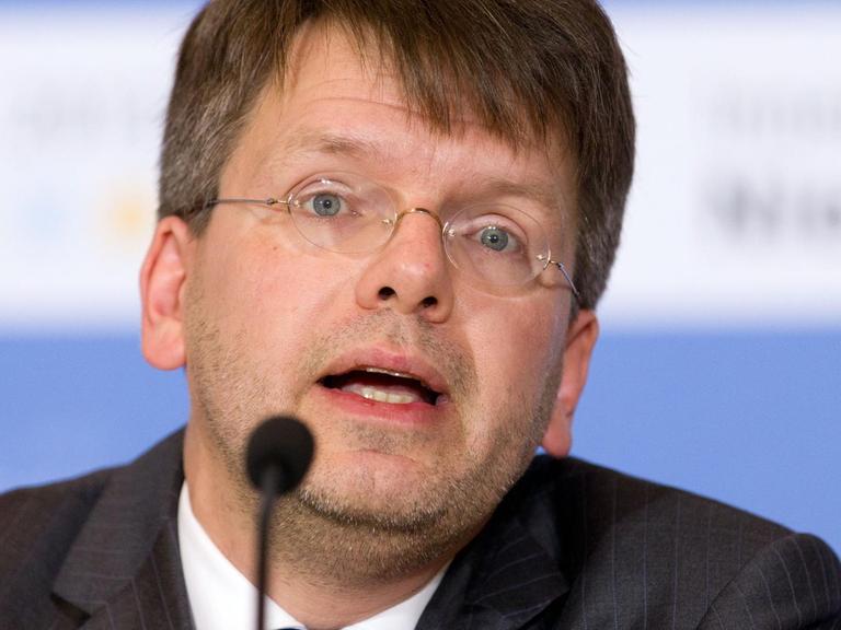 Der Rechtswissenschaftler Christoph Möllers spricht am 04.12.2013 in Osnabrück auf einer Pressekonferenz zum NPD-Verbotsverfahren