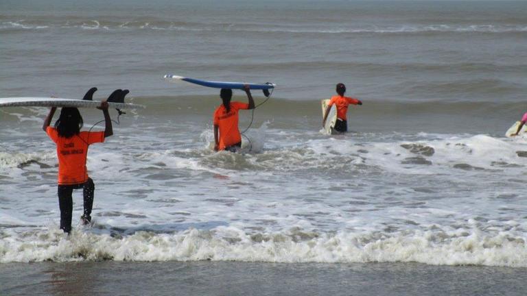 Mädchen surfen in Bangladesch.
