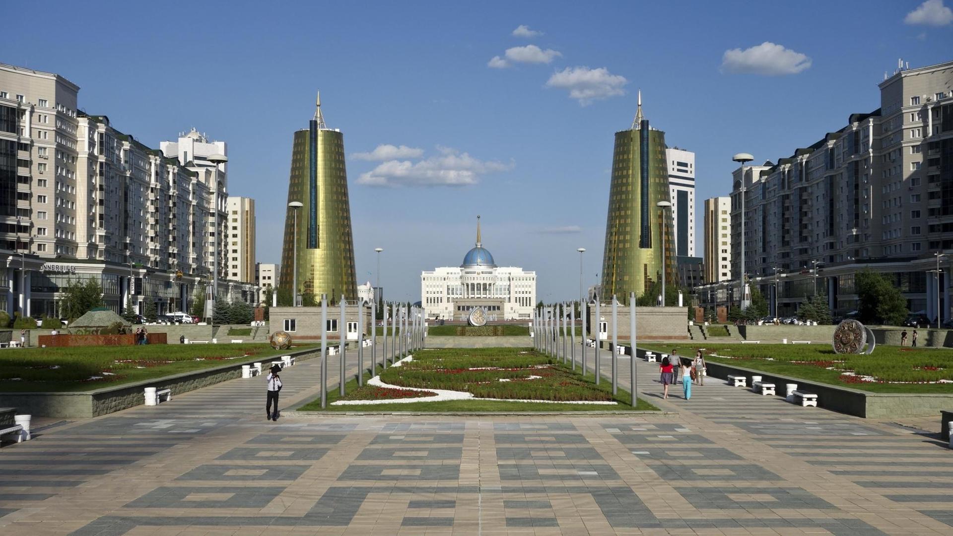 Das Foto zeigt die Stadt Astana, hier ein Blick über den Nurzhol Bulvar auf den Präsidentenpalast Ak Orda.