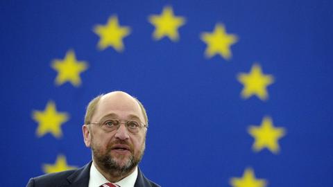 Martin Schulz, Präsident des Europäischen Parlaments, im Straßburger Parlament vor den Europa-Sternen