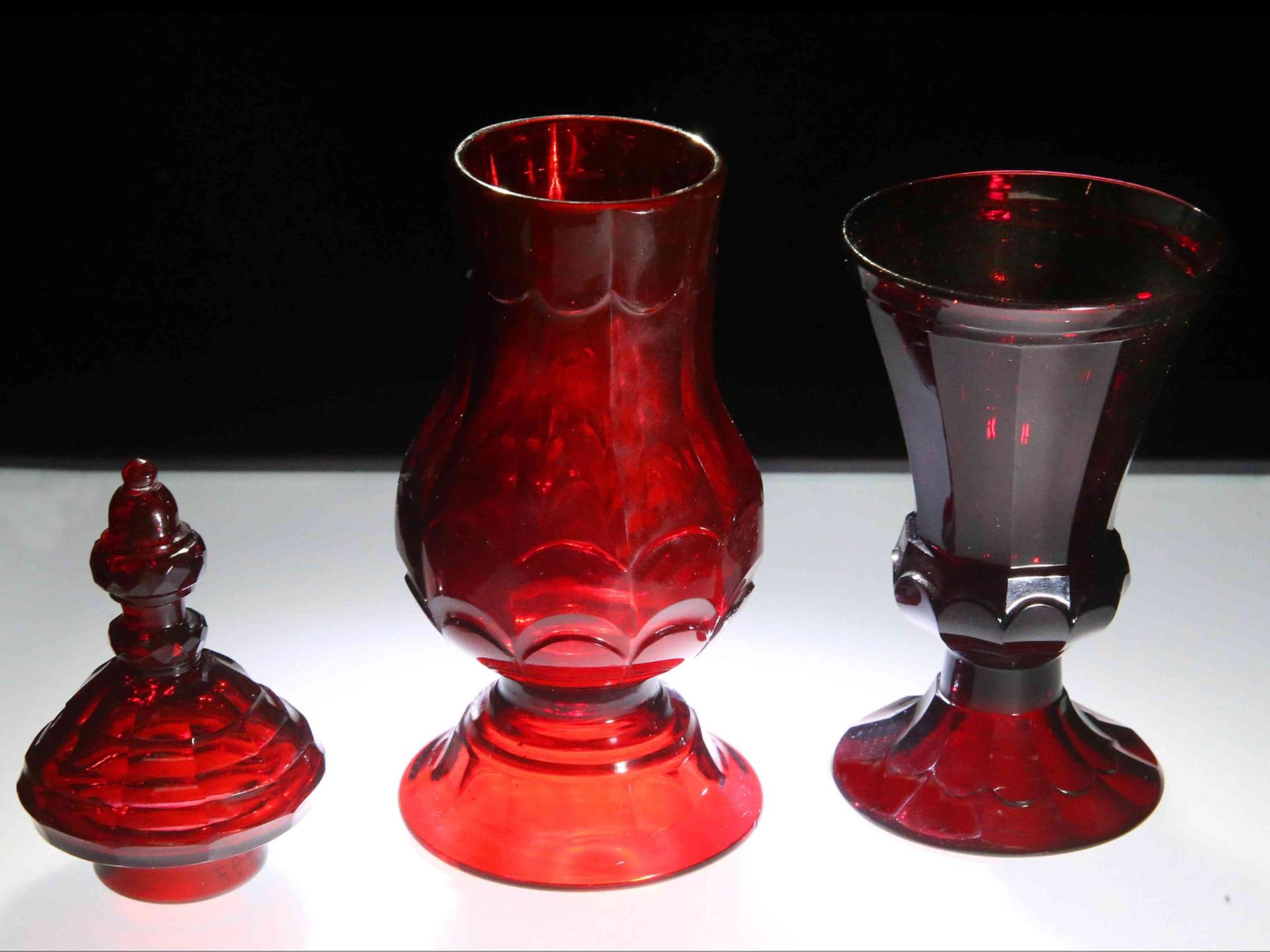 Goldrubingläser um 1700, geschaffen von dem Alchemisten Johann Kunckel; zu sehen in "Alchemie - Die Suche nach dem Weltgeheimnis", Sonderausstellung im Landesmuseum für Vorgeschichte Halle/Saale, 25. November 2016 bis 5. Juni 2017