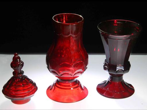 Goldrubingläser um 1700, geschaffen von dem Alchemisten Johann Kunckel; zu sehen in "Alchemie - Die Suche nach dem Weltgeheimnis", Sonderausstellung im Landesmuseum für Vorgeschichte Halle/Saale, 25. November 2016 bis 5. Juni 2017