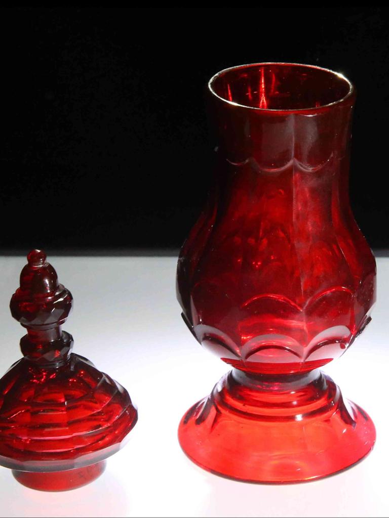 Goldrubingläser um 1700, geschaffen von dem Alchemisten Johann Kunckel; zu sehen in "Alchemie - Die Suche nach dem Weltgeheimnis", Sonderausstellung im Landesmuseum für Vorgeschichte Halle/Saale, 25. November 2016 bis 5. Juni 2017