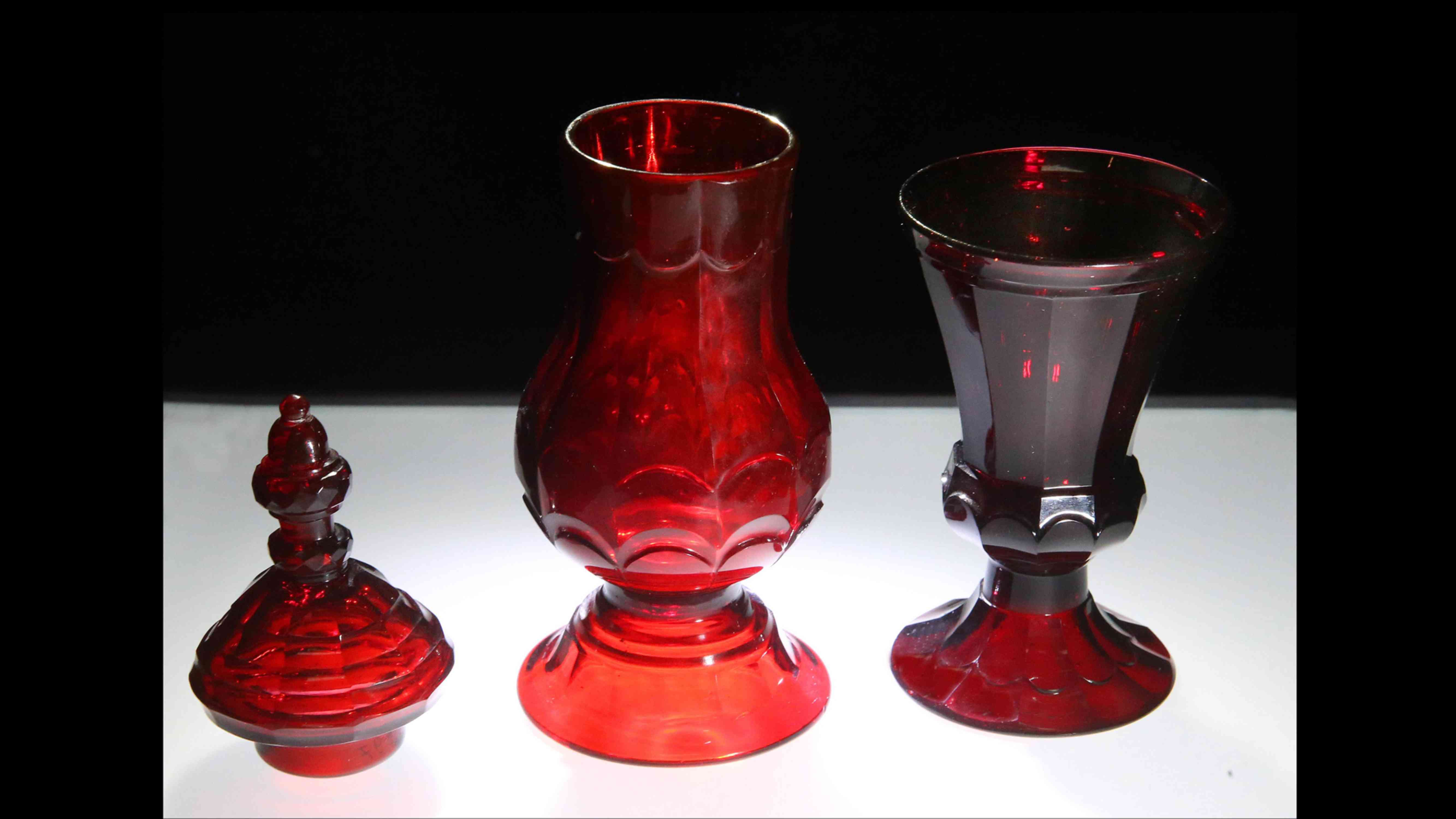 Goldrubingläser um 1700, geschaffen von dem Alchemisten Johann Kunckel; zu sehen in "Alchemie - Die Suche nach dem Weltgeheimnis", Sonderausstellung im Landesmuseum für Vorgeschichte Halle/Saale, 25. November 2016 bis 5. Juni 2017