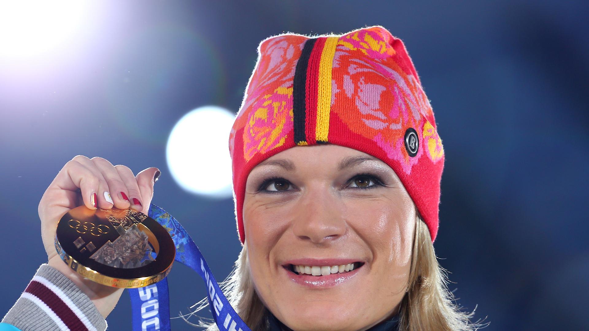 Maria Höfl-Riesch mit ihrer Goldmedaille Maria Höfl-Riesch mit ihrer Goldmedaille