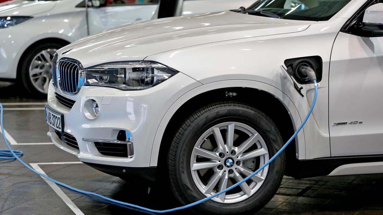 BMW X5 Plug-in-Hybrid mit eDrive angeschlossen an ein Ladekabel
