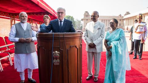 Bundespräsident Frank-Walter Steinmeier und seine Frau Elke Büdenbender werden vom Präsidenten der Republik Indien, Ram Nath Kovind (2vr), seiner Frau Savita Kovind (r) und Ministerpräsident Narendra Modi (l) am Amtssitz des Präsidenten mit militärischen Ehren begrüßt.