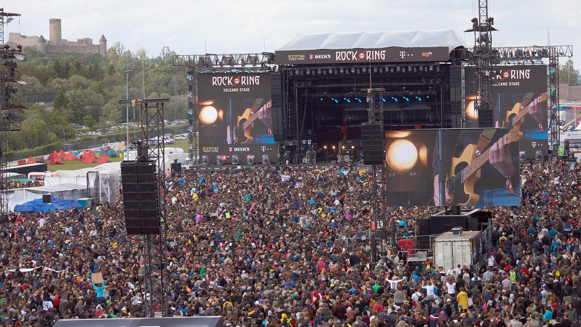Musik-Fans während eines Konzerts vor der Bühne von dem Festival "Rock am Ring" im Jahr 2019.