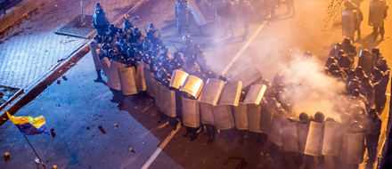 Polizisten versuchen die Proteste in Kiew einzudämmen.