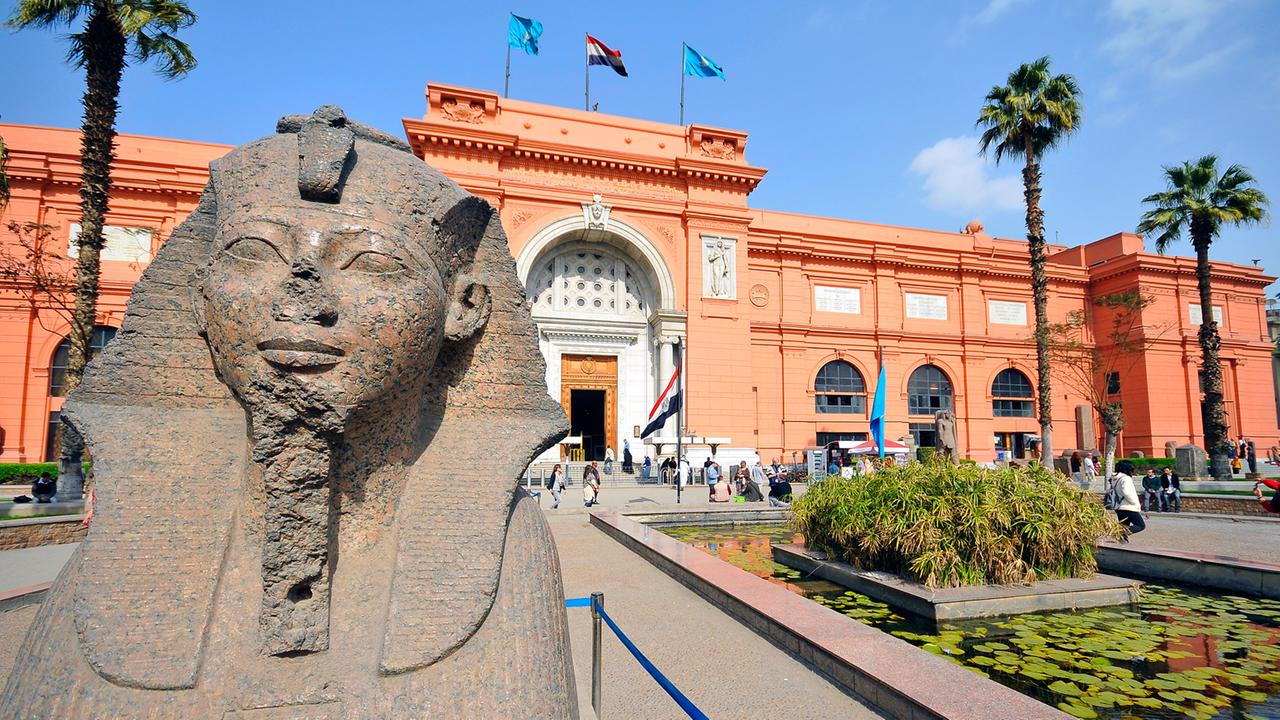 Das Ägyptische Museum in Kairo beherbergt eine der größten Sammlungen altägyptischer Kunst. Es wurde 1900 im Stil des Neoklassizismus erbaut.
