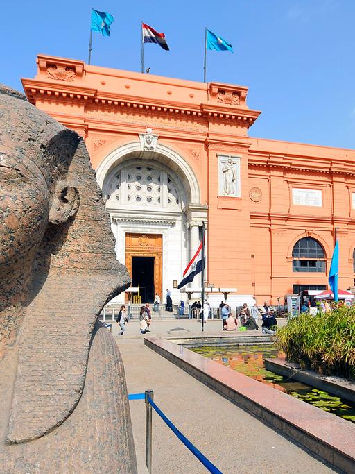 Das Ägyptische Museum in Kairo beherbergt eine der größten Sammlungen altägyptischer Kunst. Es wurde 1900 im Stil des Neoklassizismus erbaut.
