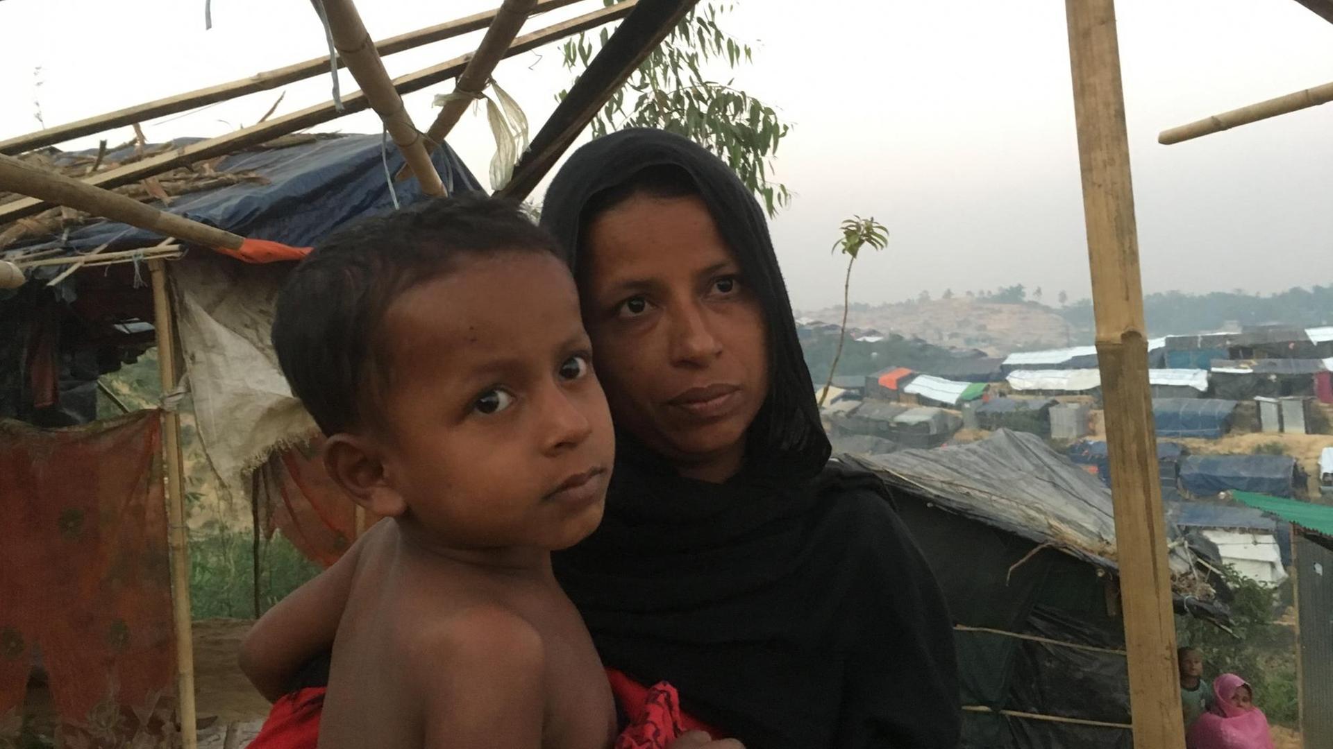 Rund 60 Flüchtlinge, Rohingya aus Myanmar, warten in dem Dörfchen Sabrang unter einem provisorischen Unterstand, unter ihnen viele Kinder und Frauen, ein paar junge Männer. Diese junge Frau ist mit ihren Kindern geflohen nachdem ir Ehemann ermordet wurde. Üerprüfen können wir ihre Geschichte nicht. Webermann, Dezember 2017