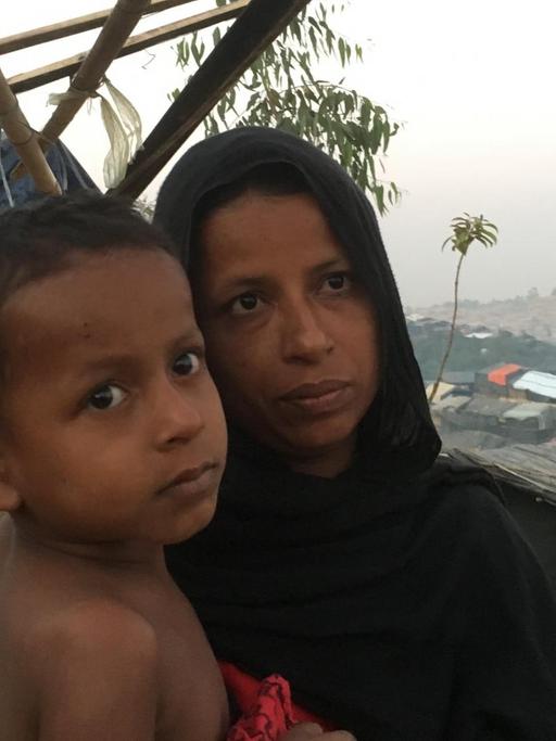 Rund 60 Flüchtlinge, Rohingya aus Myanmar, warten in dem Dörfchen Sabrang unter einem provisorischen Unterstand, unter ihnen viele Kinder und Frauen, ein paar junge Männer. Diese junge Frau ist mit ihren Kindern geflohen nachdem ir Ehemann ermordet wurde. Üerprüfen können wir ihre Geschichte nicht. Webermann, Dezember 2017