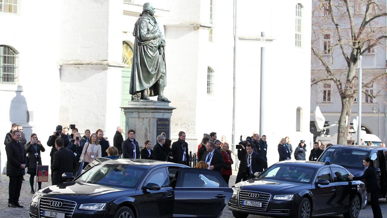 Feierlichkeiten zu 100 Jahre Weimarer Reichsverfassung im Bild: Ankunft Bundeskanzlerin Angela Merkel vor der Herderkirche 