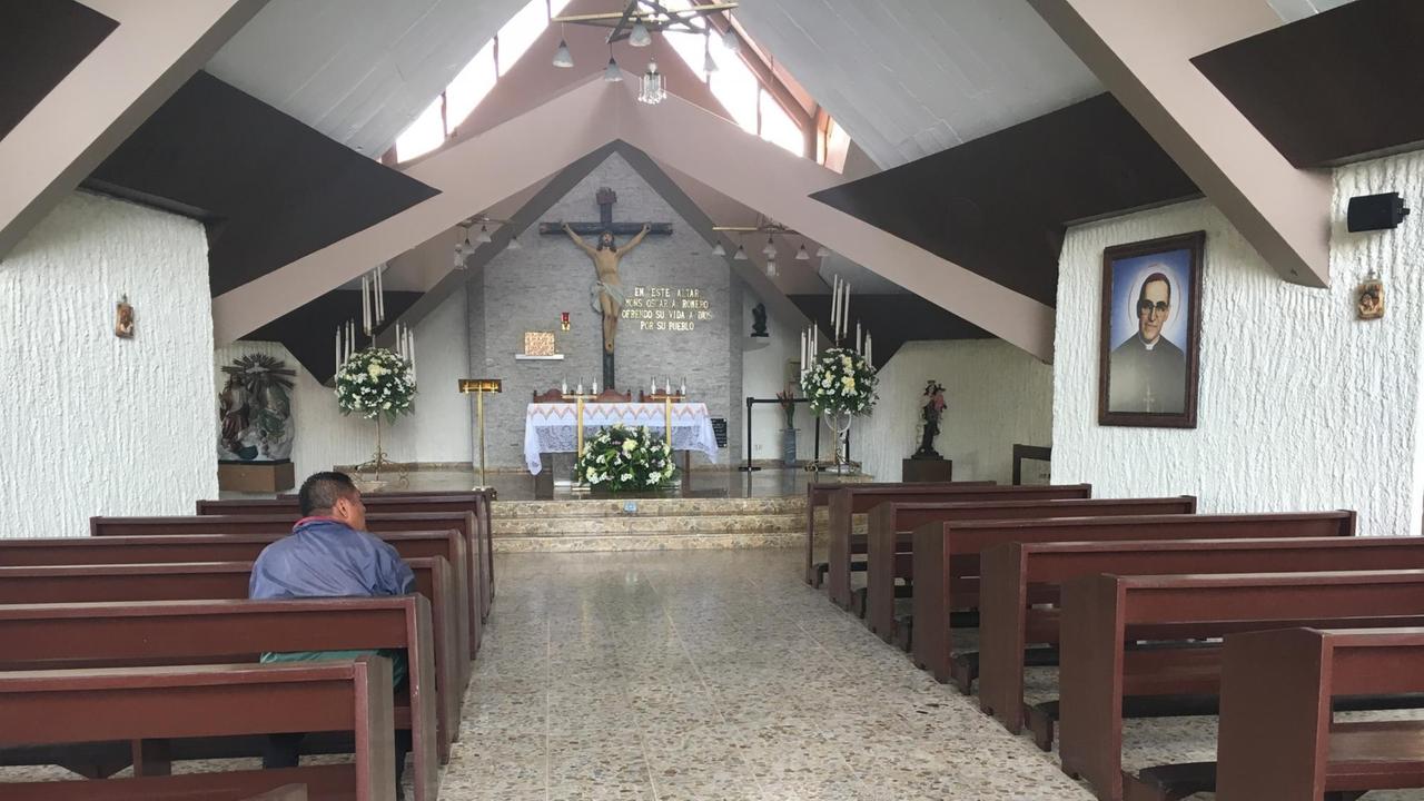 Ein Mann sitzt in der Kapelle in San Salvador, in der Erzbischof Romero erschossen wurde.
