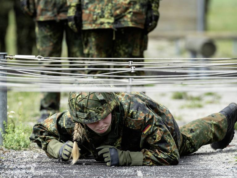 Eine Soldatin im Sanitätsregiment 2 der Bundeswehr in Rennerod auf der Hindernisbahn