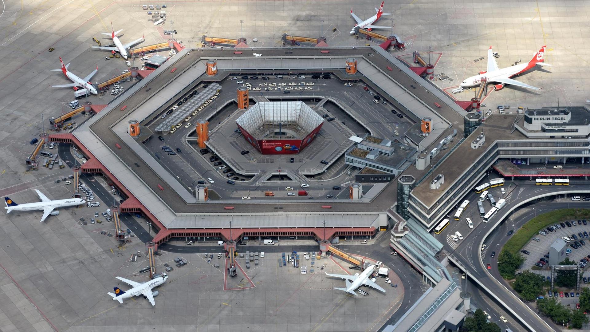 Ansicht von oben auf den sechseckigen Flughafen Tegel.
