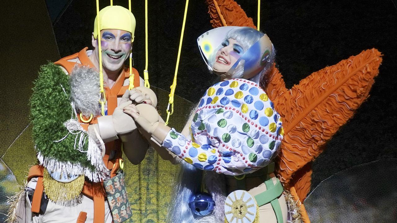Florian Teichtmeister (Papageno) und Serena Sáenz Molinero (Pamina) in der neuen "Zauberflöte" der Staatsoper Unter den Linden in Berlin
