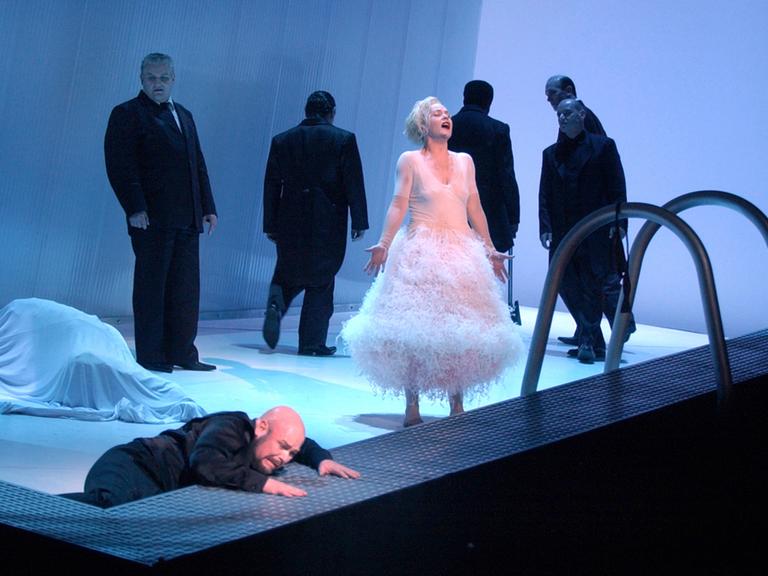 Eine Inszenierung von Peter Mussbach der Oper Salome nach Richard Strauss an der Dresdner Semperoper im Jahre 2005.