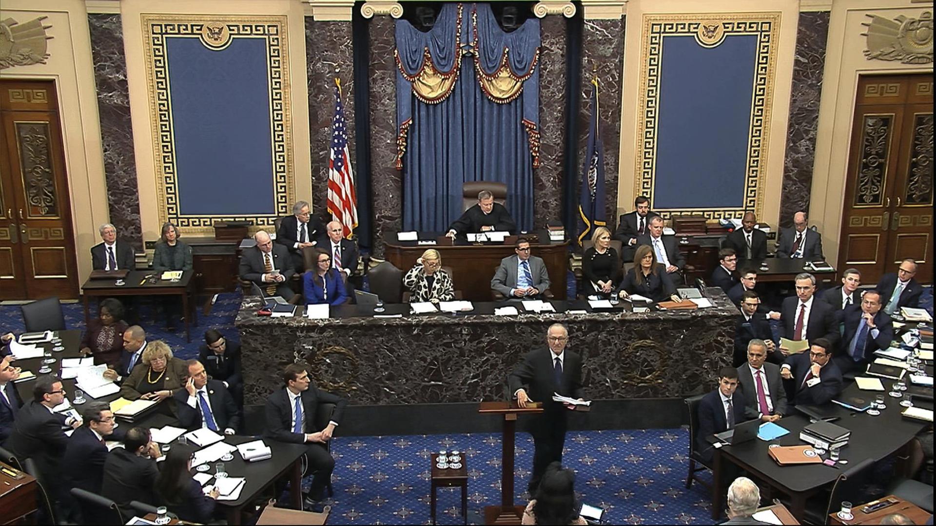 Blick von der Empore auf das Senatspräsidium und einige Senatorenbänke.
