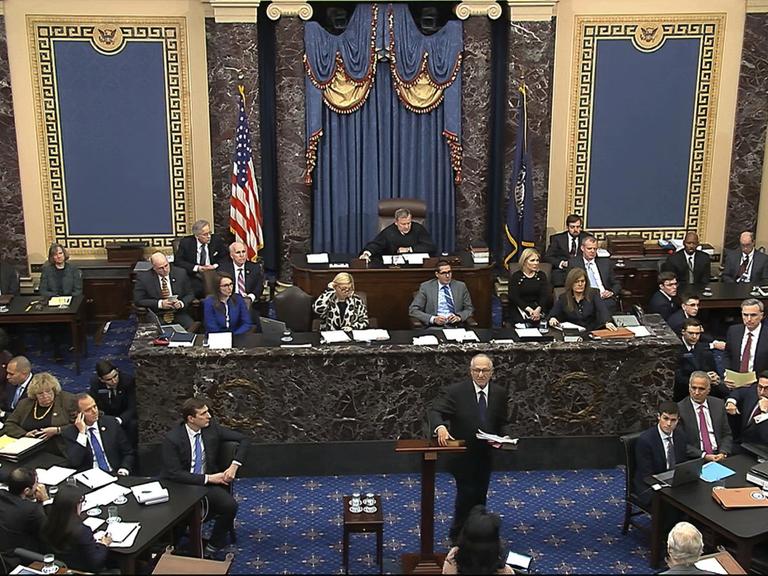 Blick von der Empore auf das Senatspräsidium und einige Senatorenbänke.