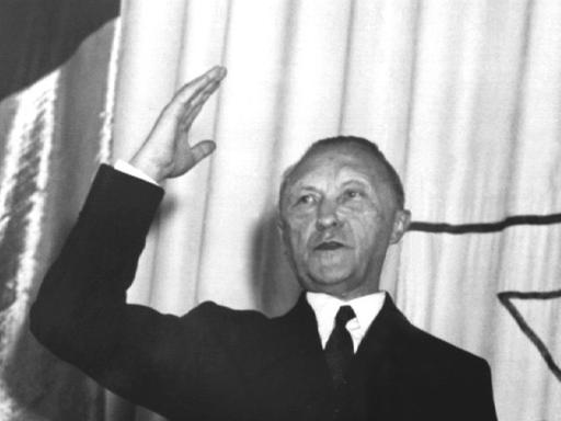 Dr. Konrad Adenauer (CDU) wird am 20. September 1949 durch Bundestagspräsident Dr. Erich Köhler zum ersten Kanzler der Bundesrepublik Deutschland vereidigt.