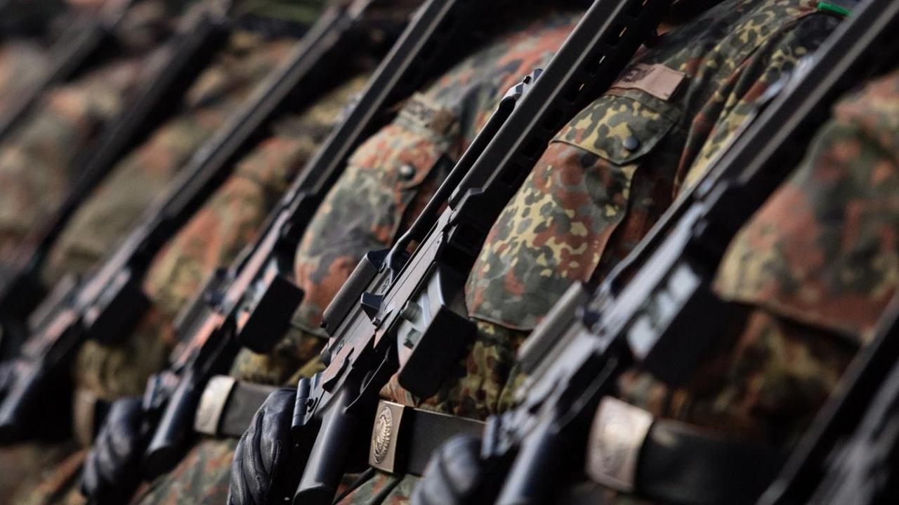 Bundeswehrsoldaten stehen mit ihren Gewehren in einer Reihe.