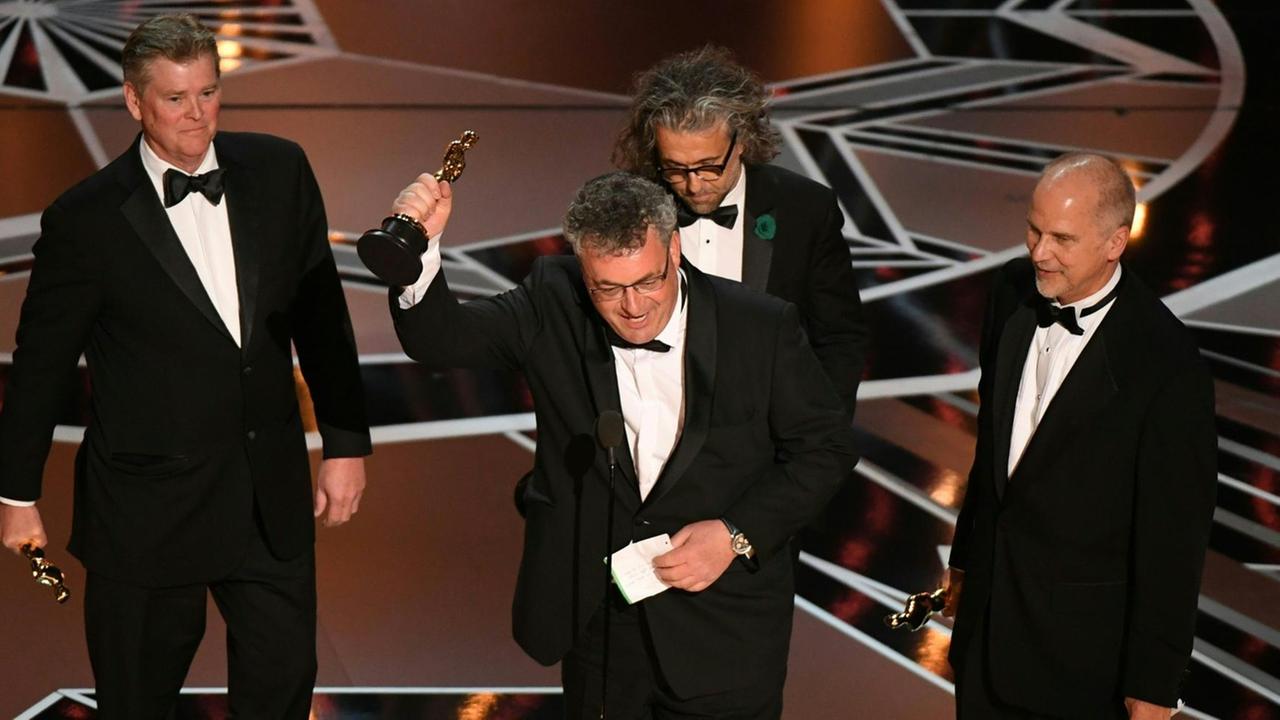 Gerd Nefzer (Mitte) und drei Kollegen haben den Oscar für die besten visuellen Effekte im Film "Blade Runner 2019" erhalten
