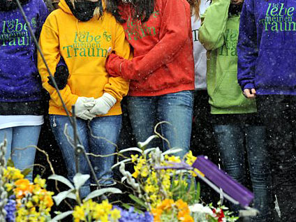 Schülerinnen umarmen sich während der Gedenkfeier für die Opfer des Amoklaufs in Winnenden an der Albertville-Realschule.
