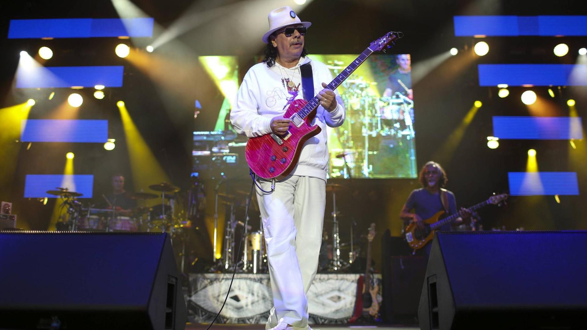 Carlos Santana bei einem Konzert auf der Bühne in Prior Lake, Minnesota.