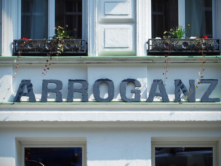 Das Wort "Arroganz" steht in Berlin im Bezirk Kreuzberg auf einer Wand: "Berliner Arroganz" ist ein lokales, Berliner Modelabel.