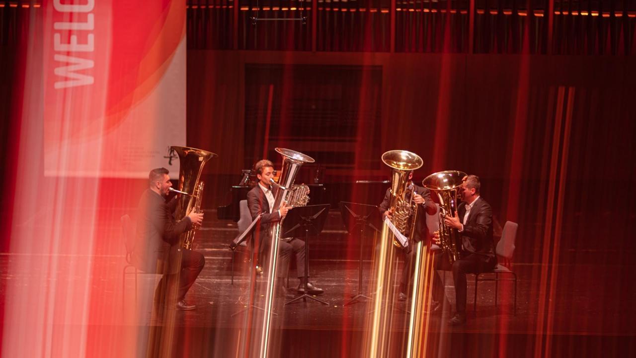 Vier Tubaspieler musizieren auf der Bühne