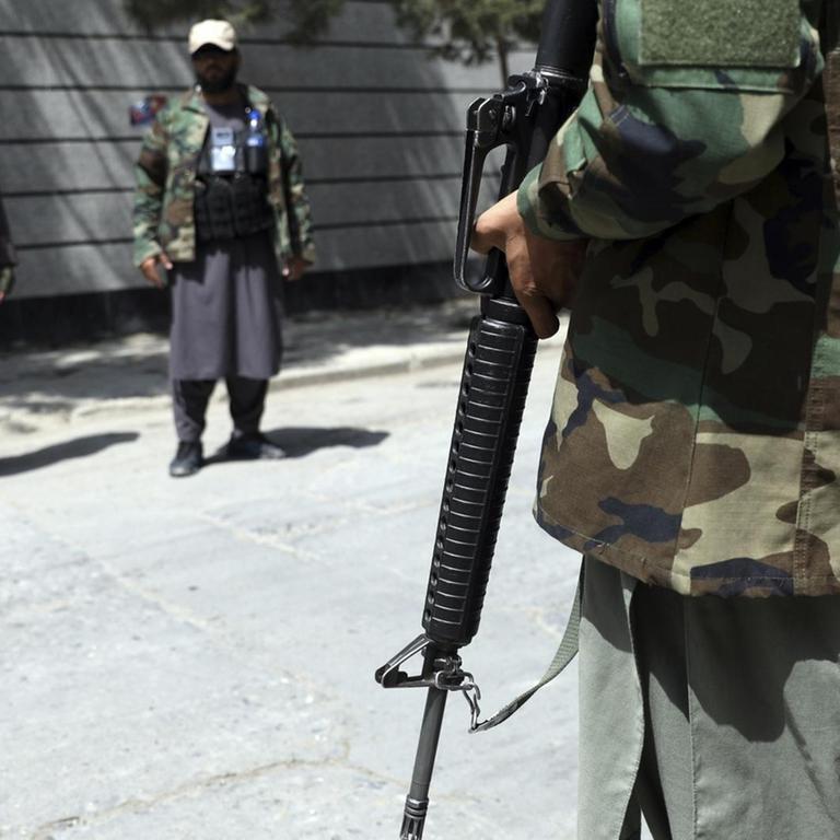Taliban-Kämpfer stehen Wache an einem Checkpoint in Kabul (AP Photo/Rahmat Gul)