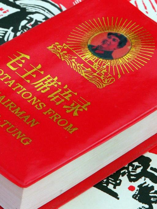 Die "Die Worte des Vorsitzenden Mao" auch "Mao-Bibel" genannt liegt auf einem Mao-Plakat an einem Straßenverkaufsstand in Peking.