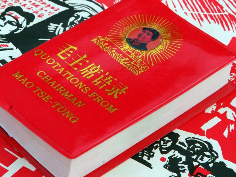 Die "Die Worte des Vorsitzenden Mao" auch "Mao-Bibel" genannt liegt auf einem Mao-Plakat an einem Straßenverkaufsstand in Peking.