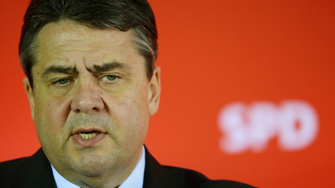 Der SPD-Vorsitzende Sigmar Gabriel spricht am 08.02.2015 während einer Pressekonferenz auf dem Gut Borsig bei Nauen (Brandenburg). Der SPD-Vorsitzende Sigmar Gabriel spricht am 08.02.2015 während einer Pressekonferenz auf dem Gut Borsig bei Nauen (Brandenburg).