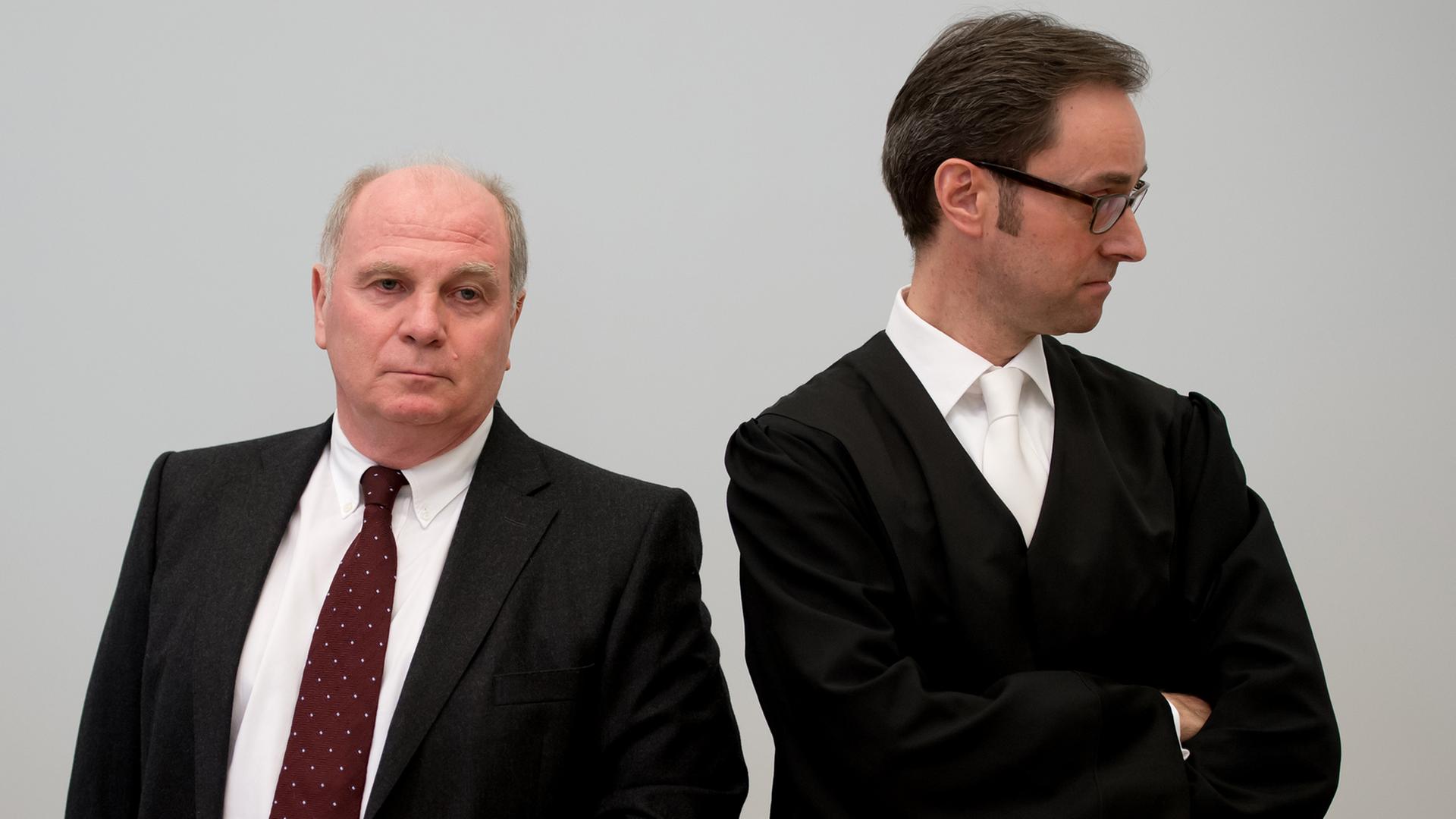 Der Präsident des FC Bayern München, Uli Hoeneß (l.), steht am 10.03.2014 als Angeklagter zusammen mit seinen Anwalt Markus Gotzens im Landgericht München II.