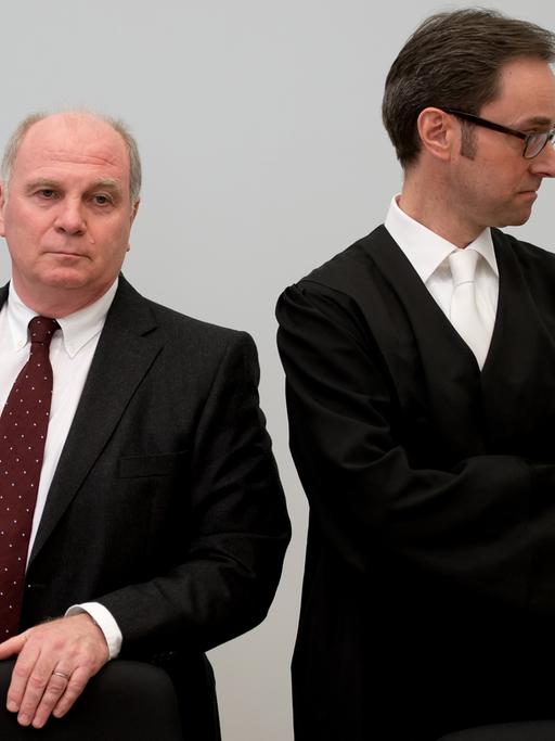 Der Präsident des FC Bayern München, Uli Hoeneß (l.), steht am 10.03.2014 als Angeklagter zusammen mit seinen Anwalt Markus Gotzens im Landgericht München II.