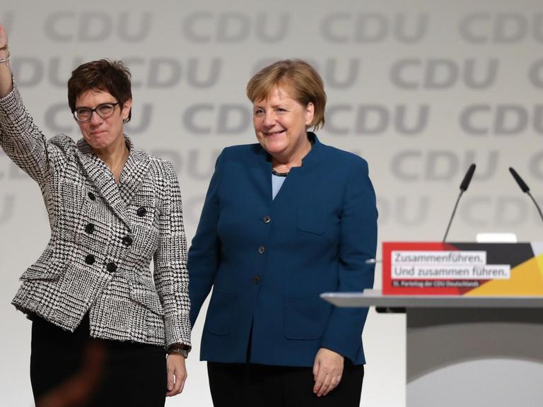 Bundeskanzlerin Angela Merkel gratuliert Annegret Kramp-Karrenbauer zur Wahl als neue CDU-Vorsitzende.