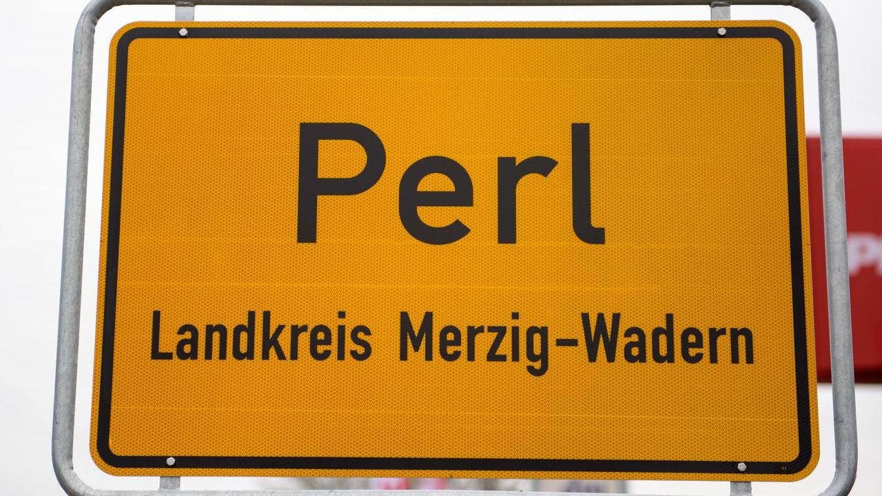 Ein Ortsschild der Gemeinde Perl (Saarland), aufgenommen am 26.01.2016. Perl in Nordost-Saarland und Schengen im Südwesten Luxemburgs gehören zu den Gemeinden in Europa, die am direktesten vom Wegfall der Grenzkontrollen 1995 profitiert haben.