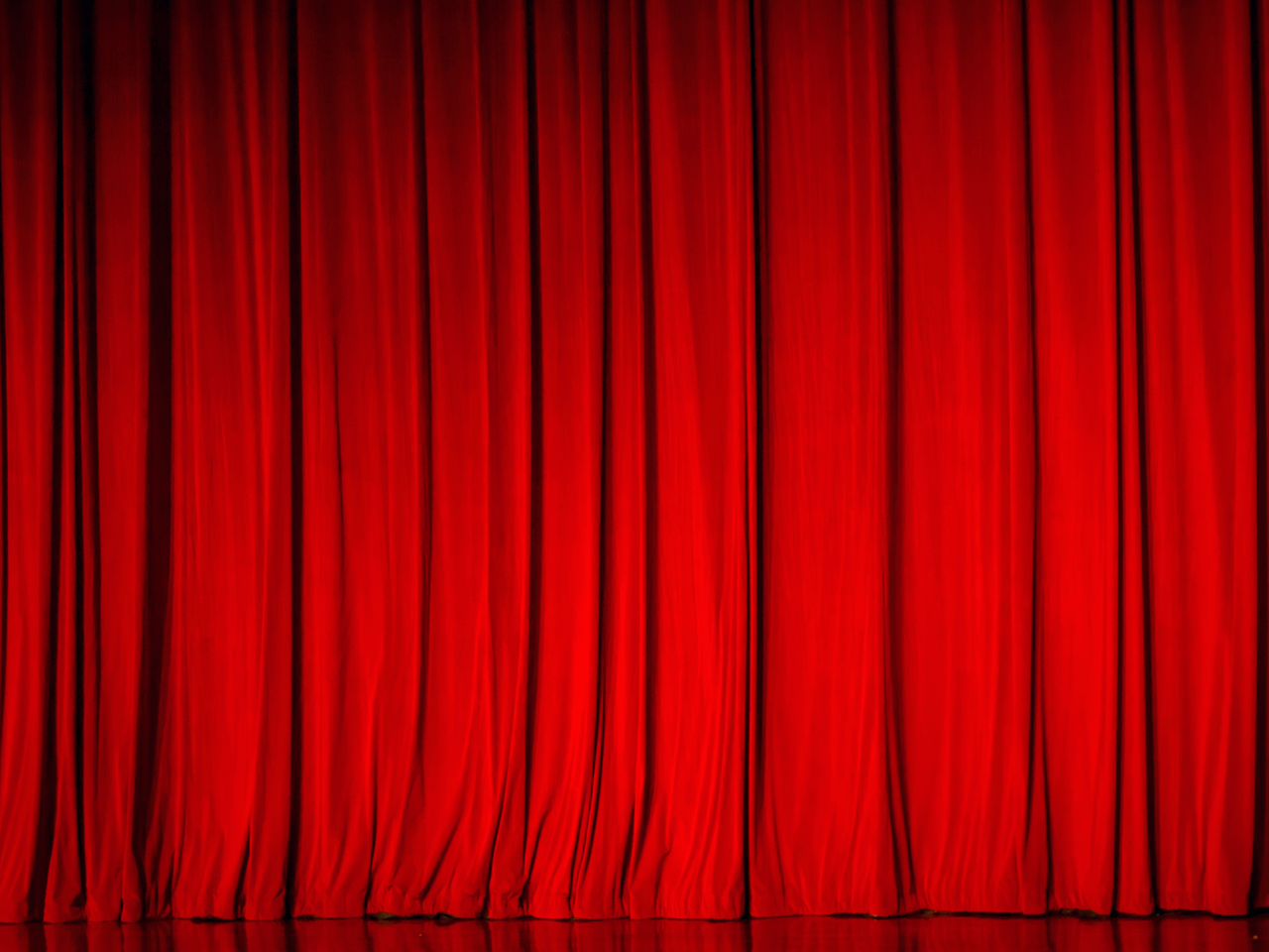 Pamela möchte auf die große Opernbühne. Ein roter geschlossener Vorhang auf einer Theaterbühne.