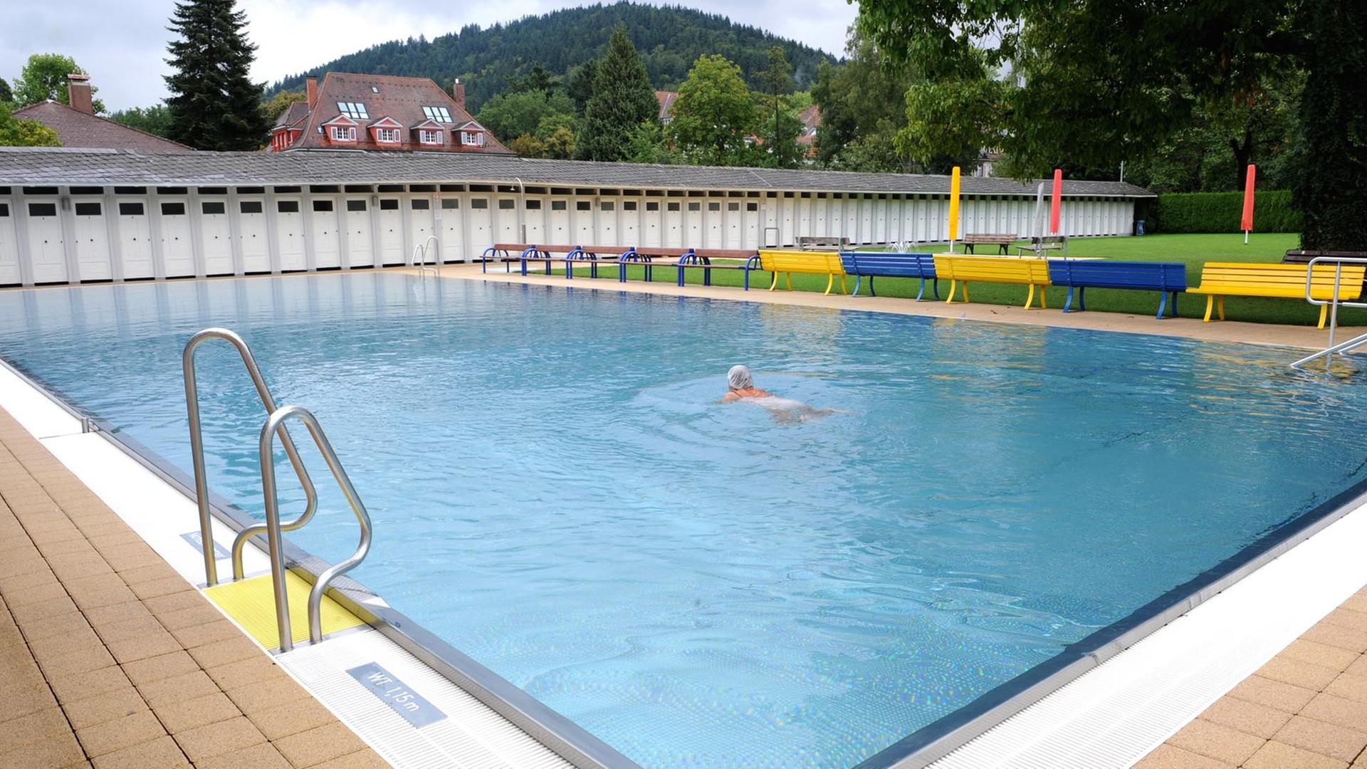 Eine Frau schwimmt im Freiburger Lorettofreibad