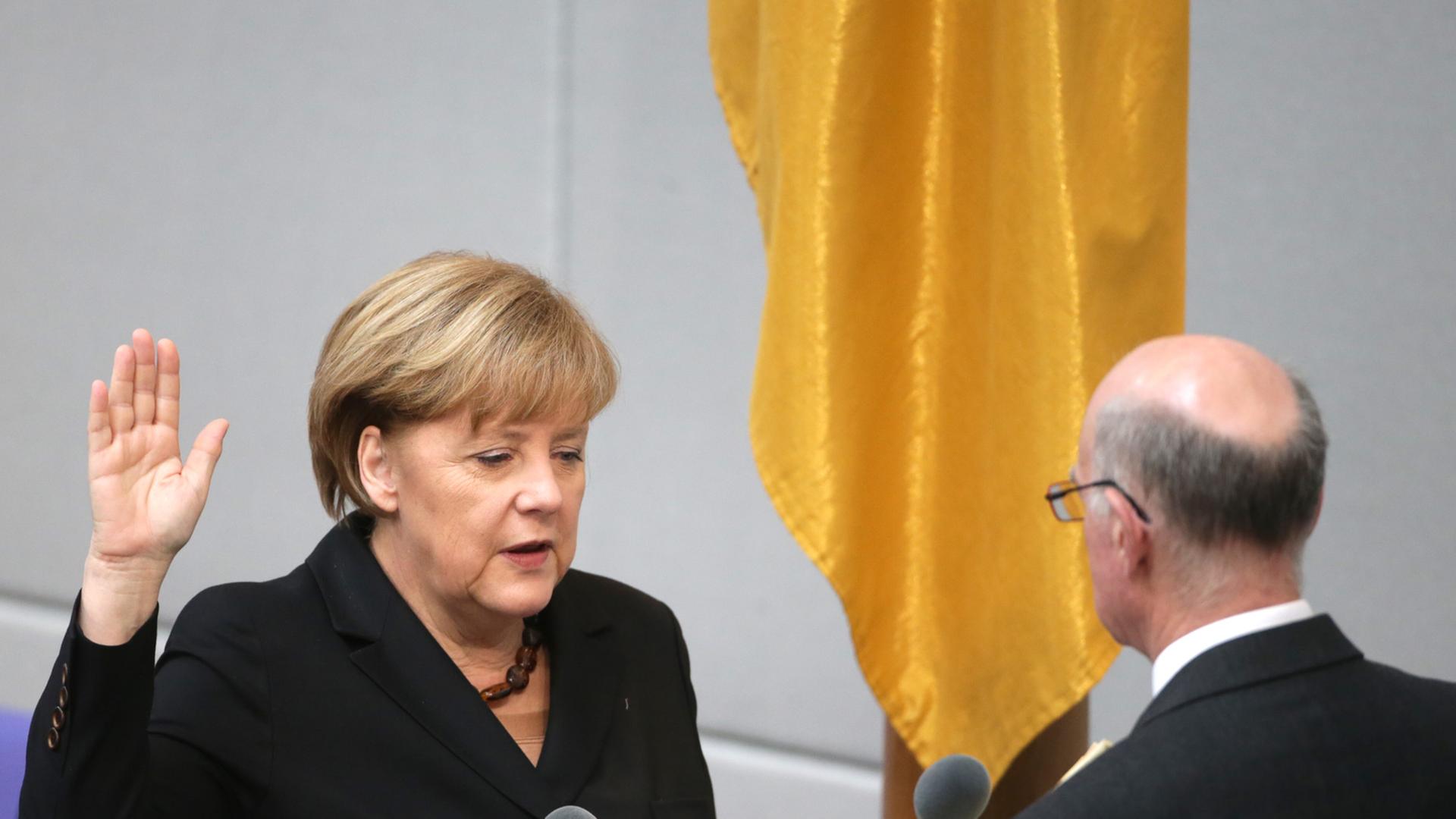 Bundeskanzlerin Angela Merkel bei der Vereidigung durch Bundestagspräsident Norbert Lammert