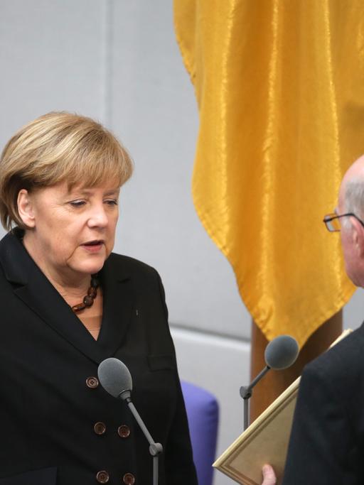 Bundeskanzlerin Angela Merkel bei der Vereidigung durch Bundestagspräsident Norbert Lammert