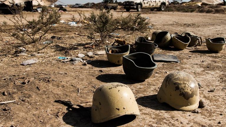 Helme von irakischen Soldaten liegen auf dem Boden